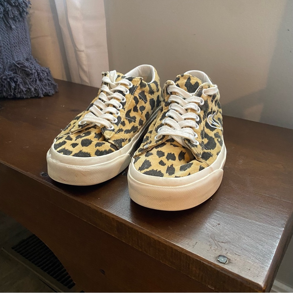 Women’s VANS “off the wall” Leopard Size 8 shoes